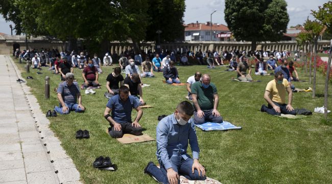Selimiye'de salgın sürecinde cuma namazı ikinci kez kılındı