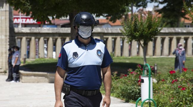 Selimiye'ye cuma namazı için gelenlerin ateşi termal ısı ölçer kaskla kontrol edildi