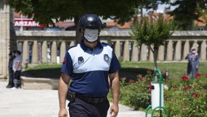 Selimiye'ye cuma namazı için gelenlerin ateşi termal ısı ölçer kaskla kontrol edildi