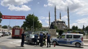 Seyir halindeyken alev alan otomobili polis söndürdü