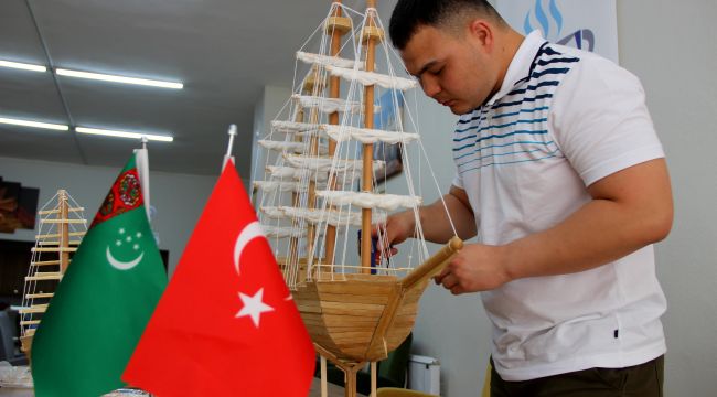 Türkmen öğrenci yaptığı maket gemilerle eğitim masraflarını karşılıyor