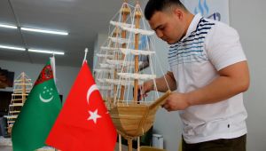 Türkmen öğrenci yaptığı maket gemilerle eğitim masraflarını karşılıyor