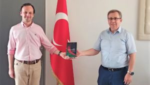 Akbal, Rektör Tabakoğlu’na kitabını takdim etti