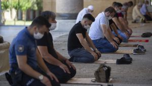 Selimiye’de Sosyal mesafeli cuma namazı