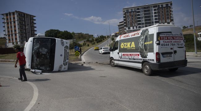 servis midibüsü ile panelvan çarpıştı: 4 yaralı
