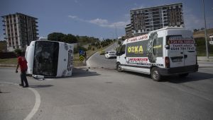 servis midibüsü ile panelvan çarpıştı: 4 yaralı
