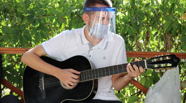 Öğretmen olmak için gitar çalmayı öğrendi