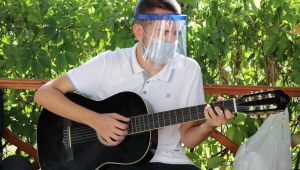 Öğretmen olmak için gitar çalmayı öğrendi