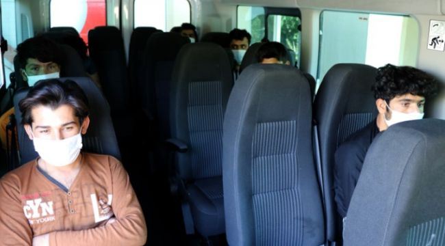Samsun'da tırda yakalanan 173 göçmen ülkelerine gönderilmeye başlandı