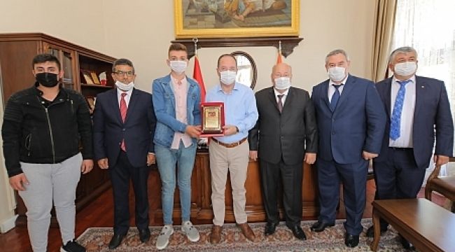 Başkan Gürkan’dan yılın kalfasına plaket