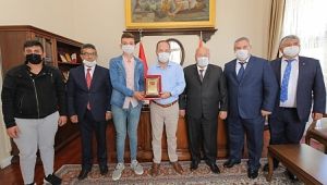 Başkan Gürkan’dan yılın kalfasına plaket