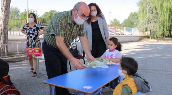 Belediye okula başlayan çocukların yanında
