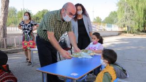 Belediye okula başlayan çocukların yanında
