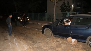 Çamura saplanan otomobil kurtarıldı