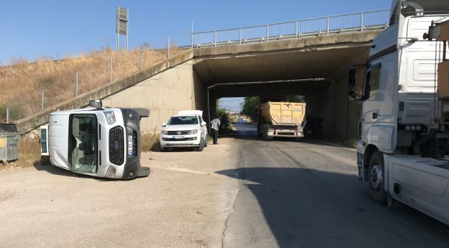 Ciple çarpışan minibüs devrildi