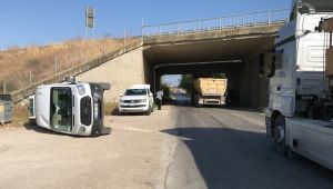 Ciple çarpışan minibüs devrildi