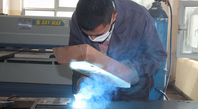 Öğrenciler hem öğreniyor hem üretiyor