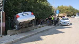 Otomobil bahçe duvarında asılı kaldı