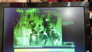 Polise saldırı güvenlik kamerasında