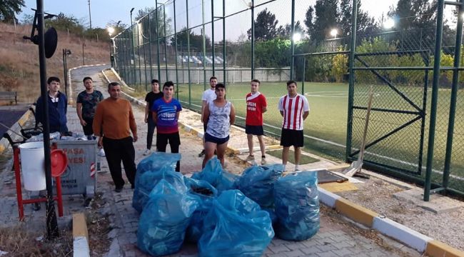 Spor yaptıkları alanı temizleyen gençlere baklava ikramı