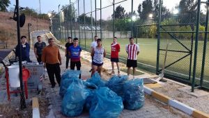 Spor yaptıkları alanı temizleyen gençlere baklava ikramı