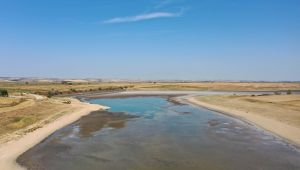 Suyu çekilen gölete balıklar için su takviyesi