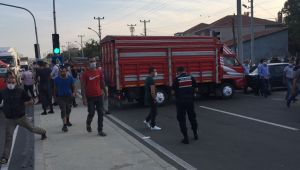 Trafik kazası sonrası bir grup, yolu trafiğe kapattı