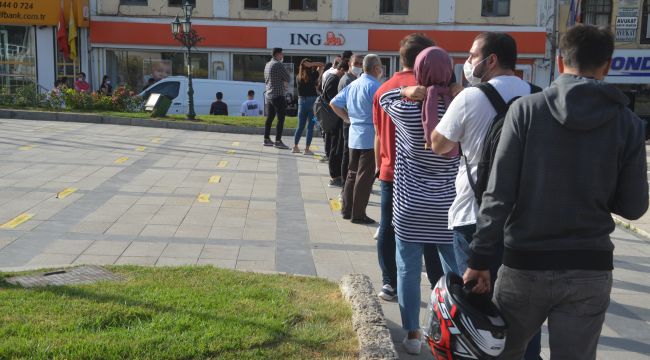 Bankalarda öğrenim harcı kuyruğu