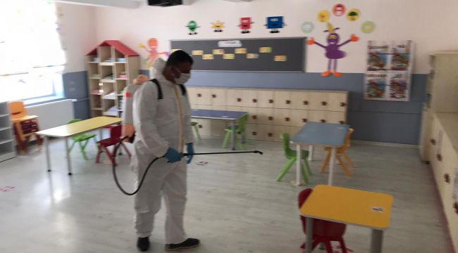 Belediye okulları dezenfekte etti