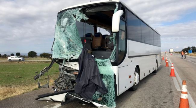 Bulgar otobüsü kamyonetle çarpıştı: 4 yaralı