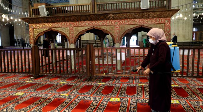 Camiler salgına karşı ‘günde 5 vakit’ temizleniyor