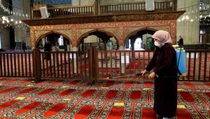 Camiler salgına karşı ‘günde 5 vakit’ temizleniyor