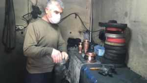 Eski çaydanlıklara hayat veriyor