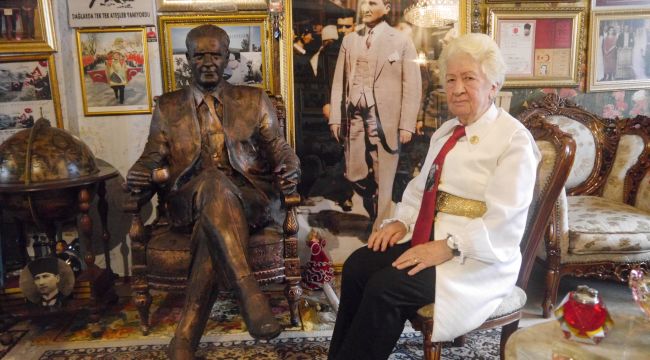 Gönlündeki Atatürk’ü evinin başköşesine taşıdı