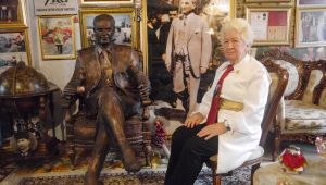 Gönlündeki Atatürk’ü evinin başköşesine taşıdı