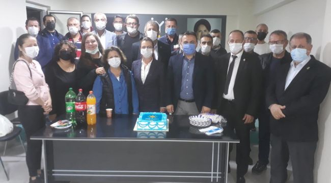İYİ Partiden 3. yaş pastası