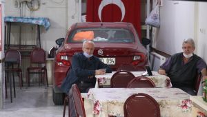 Otomobilini doludan korumak için kahvehaneye park etti