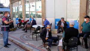 Polisi gören çenesindeki ve kolundaki maskeyi taktı