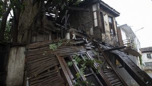 Tarihi bina şiddetli yağışa dayanamadı  