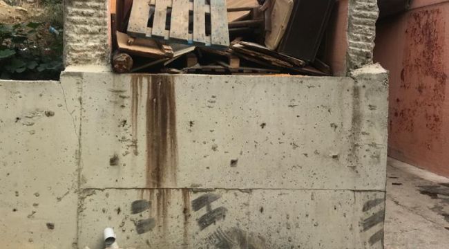 Altgeçit merdivenleri depo gibi