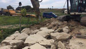 Edirne'de kaçak yapılar yıkılıyor