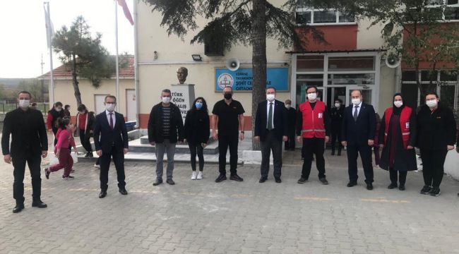 FLO'dan çocuklara kışlık ayakkabı hediyesi