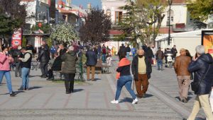 Güneşli hava 65 yaş üstünü sokağa döktü