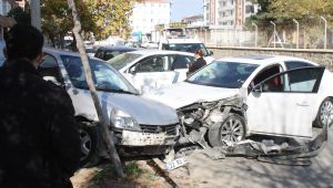 Kontrolünü kaybeden sürücü Park halindeki araçlara çarptı