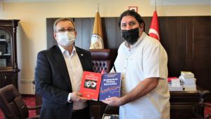 TÜ’den Türkiye ve dünya ekonomisine iki önemli kitap