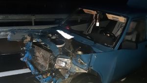 Bariyerlere çarpan otomobilde 3 kişi yaralandı