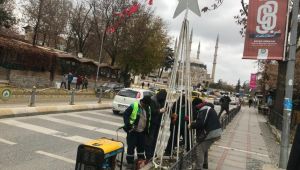 Cadde ve sokaklar yılbaşına hazırlanıyor