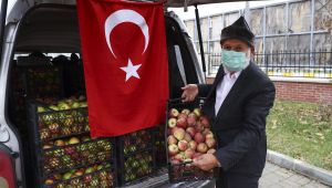 Denizliden Edirne sınırındaki mehmetçiğe elma getirdi