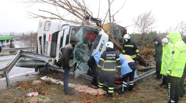 Devrilen kamyonda sıkışan sürücü ağır yaralandı