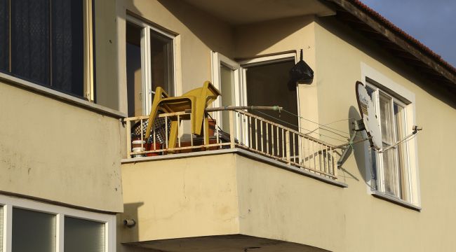 Köpeğin balkonda asılı olan ev sahibi para cezası